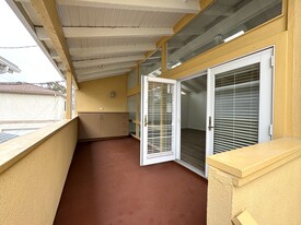 Building Photo - 518 Dahlia Ave