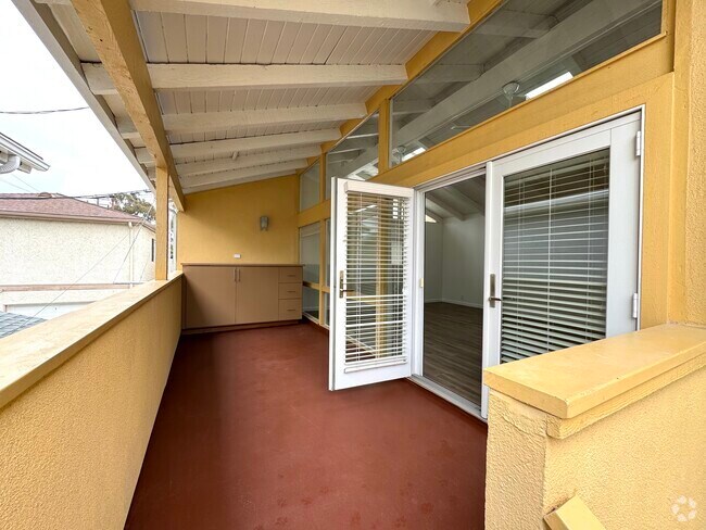 Building Photo - 518 Dahlia Ave