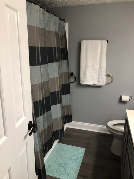 Hall Bathroom - 911 Camelot Dr