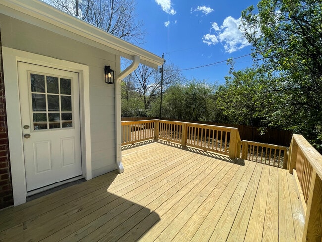 Building Photo - 5 Locust St NE