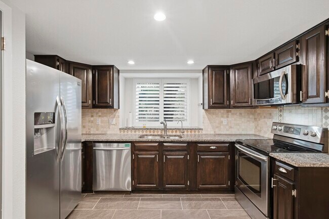 Building Photo - 1906 Hillingway St