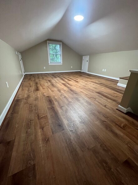 Room over garage - 1125 Clapper Ct