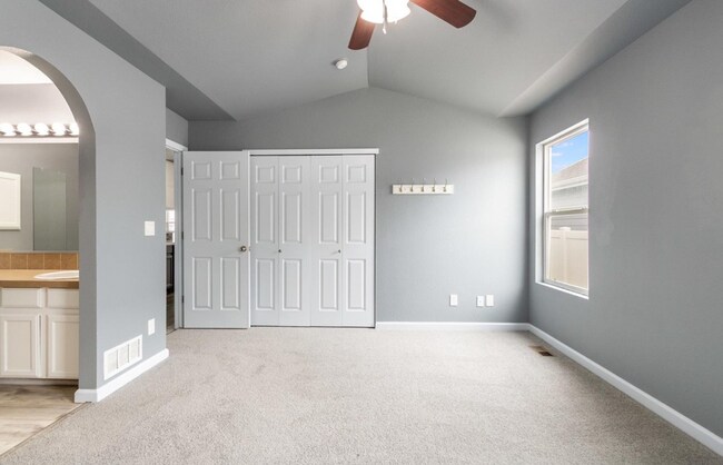 Building Photo - *FIRST MONTHS RENT FREE* 3 BED, 2 BATH MOD...