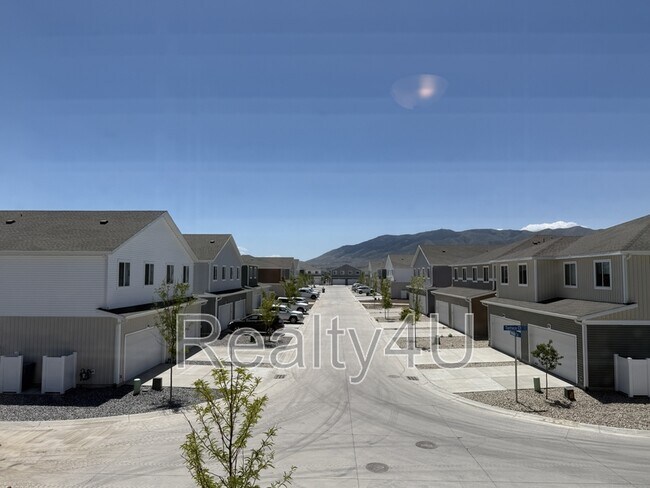 Building Photo - 203 E Arcade Dr