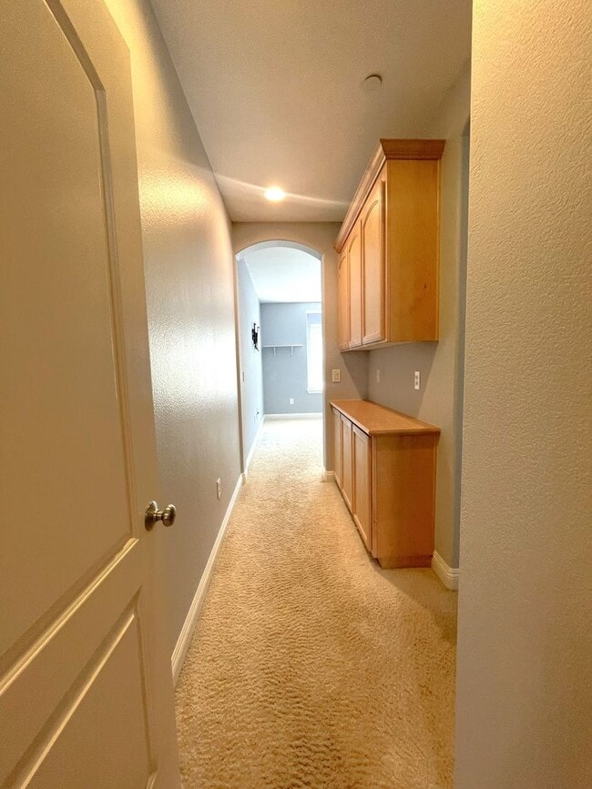 Building Photo - Stunning 3 Bedroom 2.5 Bath Town Home in p...