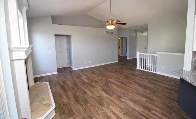 Building Photo - 1119 E Rushwood Dr