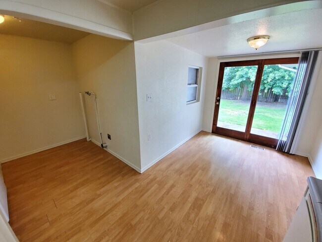 Building Photo - 3 Bed 2 Bath Home w/ storage shed