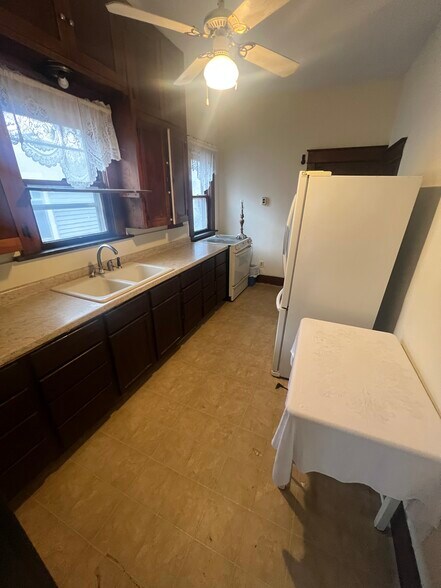 Building Photo - 406 E 1st St