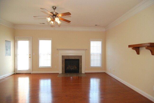 Building Photo - 2 Bedroom, 2.5 Bath in Hampton Forest - Av...