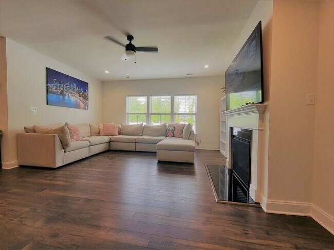 Building Photo - Beautiful end unit townhouse in Cosby Village with loads of extras.