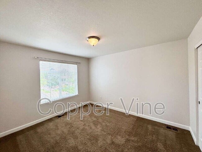 Building Photo - 3266 Yale Dr