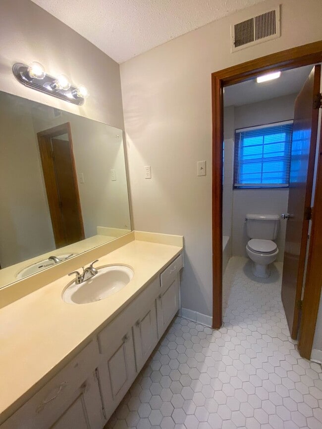 Building Photo - 5 bed, 2 bath home in East Memphis near Qu...
