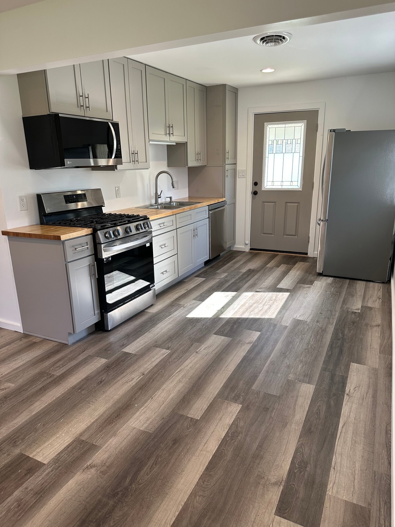 Building Photo - 414 Maple Dr