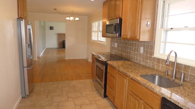 Building Photo - 93 Great Lake Dr