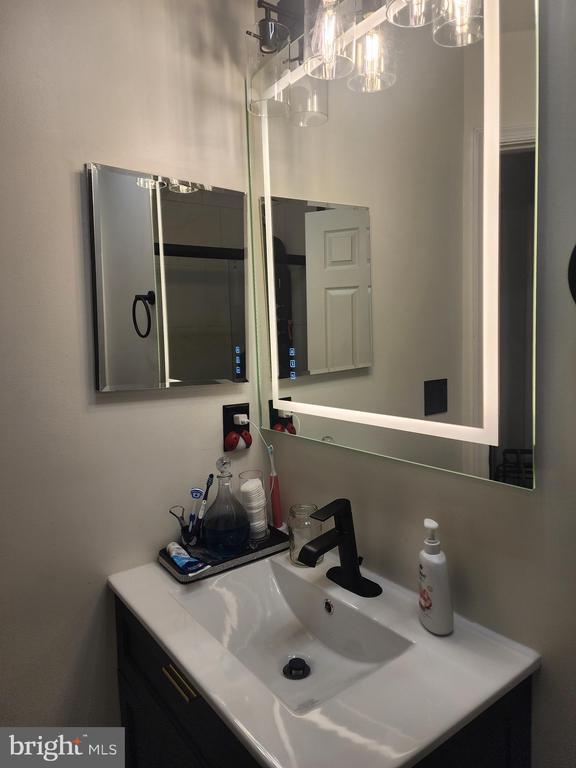 Building Photo - 16 Charles Ct