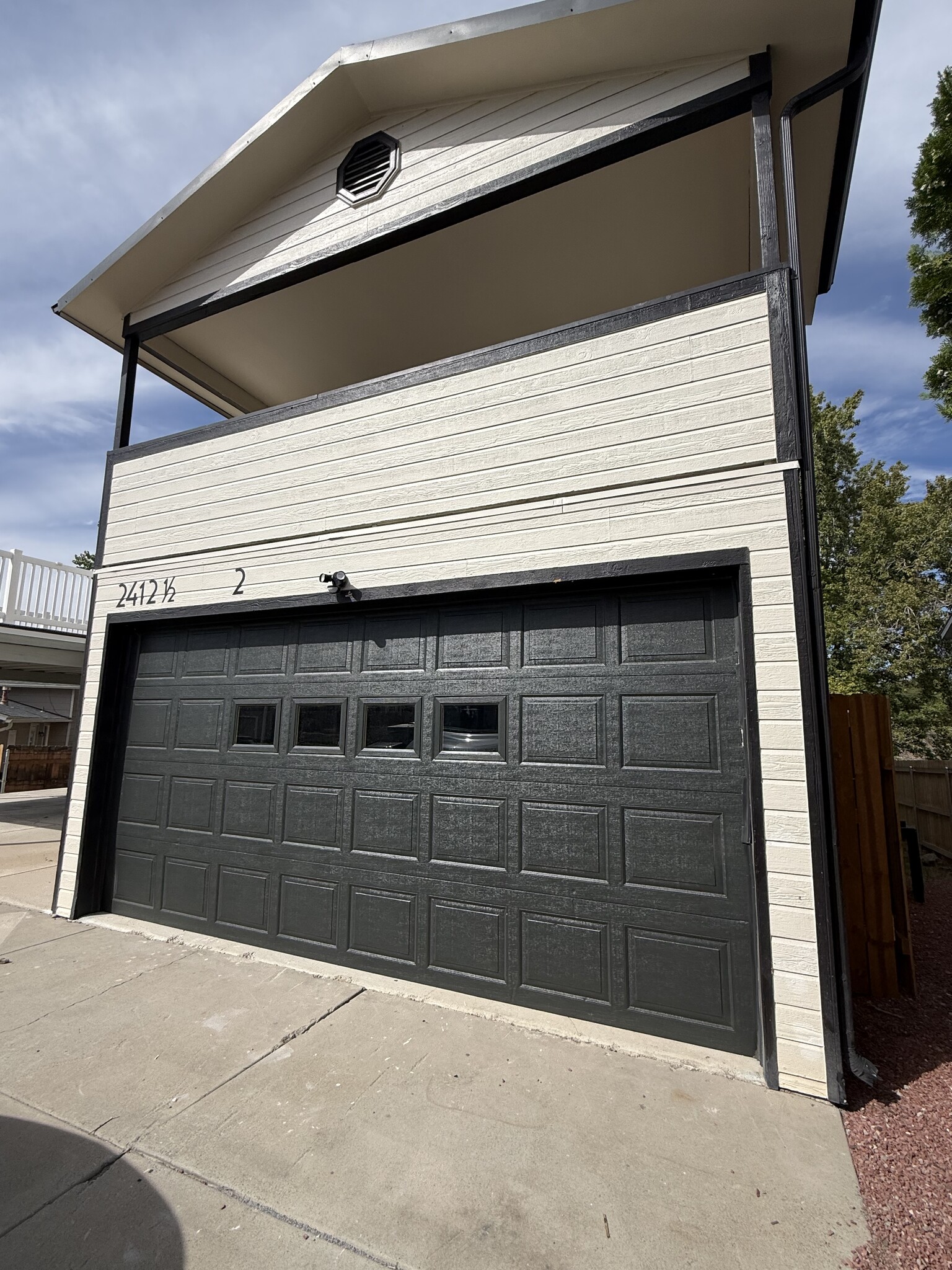 Building Photo - 2412 1/2 Hidden Valley Dr