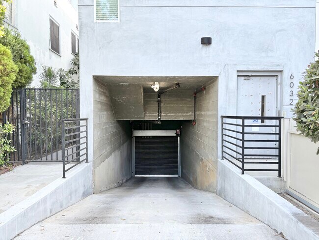 Building Photo - 6032 Romaine St