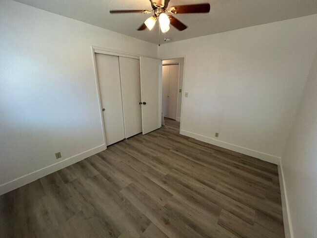 Building Photo - 1136 W Damron Ave