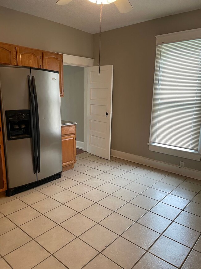 Building Photo - Recently updated, 1 bedroom with office space