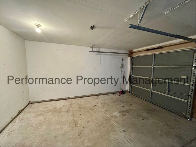 Building Photo - Stunning 4 Bed/2 Bath in S Bakersfield w/ ...