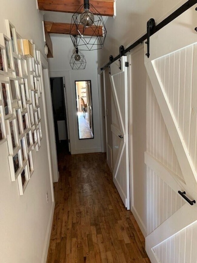 Building Photo - 3 Bed 2 Bath Single level FULLY FURNISHED