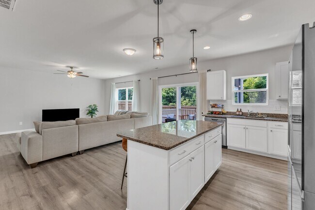 Building Photo - Spacious 3-Bedroom Home for Rent in Knight...