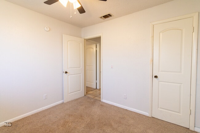 Building Photo - 2913 S Bandera Dr