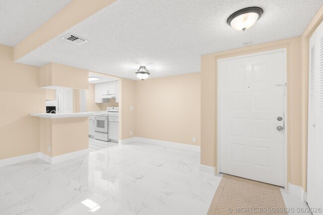 Building Photo - 9855 Westview Dr