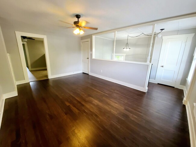 Building Photo - Remodeled 1 Bed, 1 Bath 4-Plex Craftsman A...