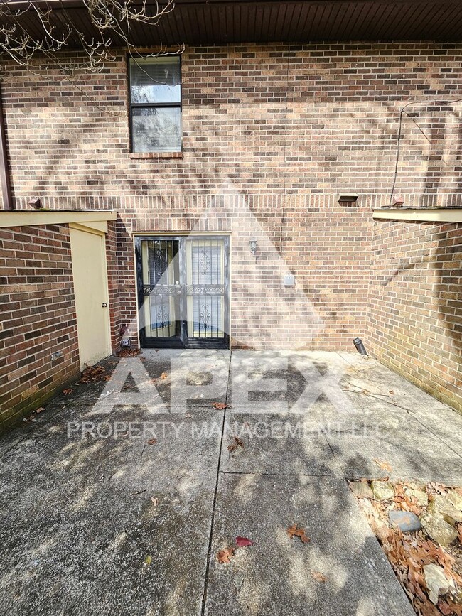 Building Photo - Spacious 2-Bdrm 1.5 Ba Townhouse style Con...