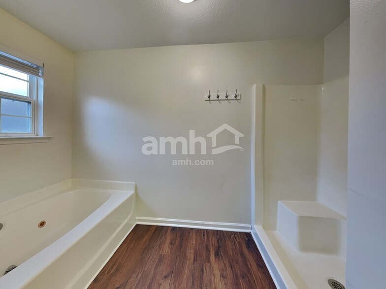 Building Photo - 200 Kingscreek Dr