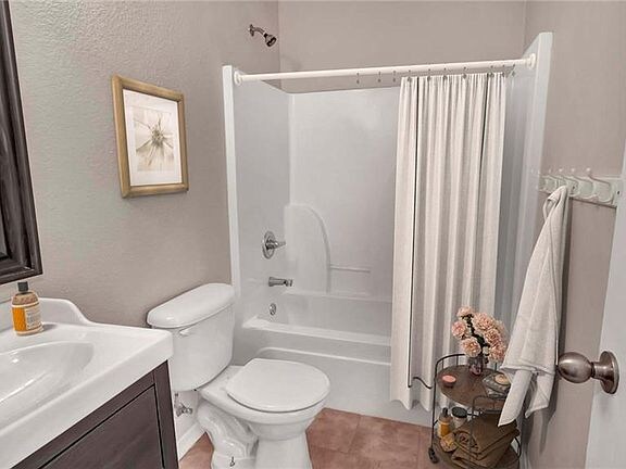 Building Photo - 140 Amber Ln