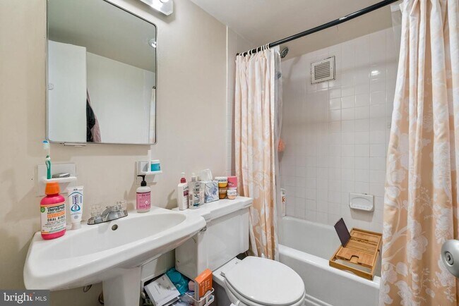 Building Photo - 210 Locust St