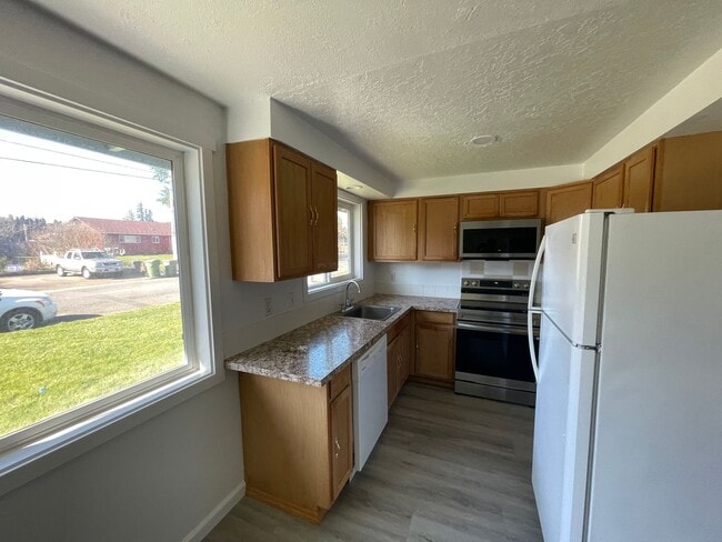 Building Photo - AVAILABLE NOW!! 2BD/1BA Cute Remodeled Dup...