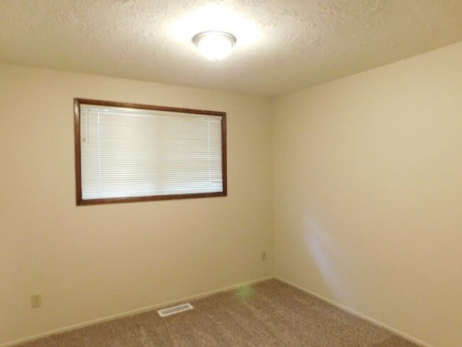 Building Photo - 3Bd/2Ba Single Story House - Available Soon!