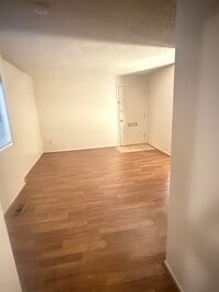 Building Photo - 475 E 6th Ave