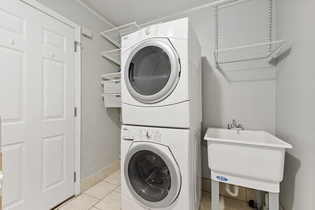 Building Photo - 544 Phillippa St