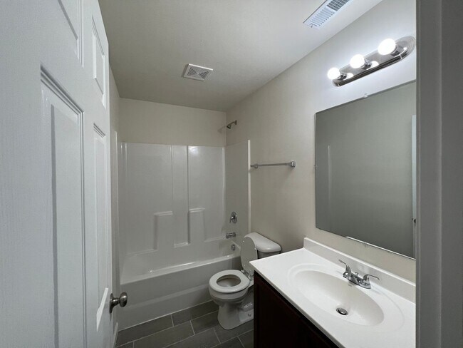 Building Photo - 3 Bedroom 2 Bath 2 car garage Home on 5 acres