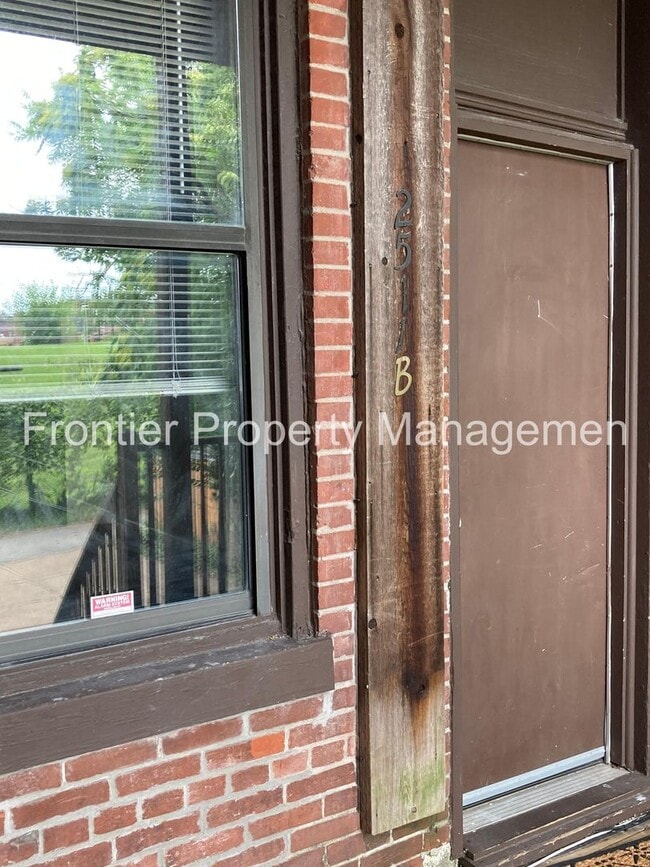 Building Photo - 2511-2513-2513 S 9th St