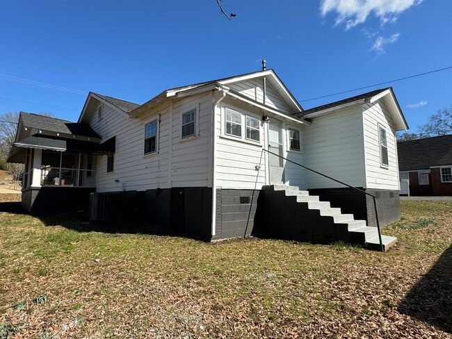 Building Photo - 2 Bedrooms, 1 Bathroom with a Bonus Room -...