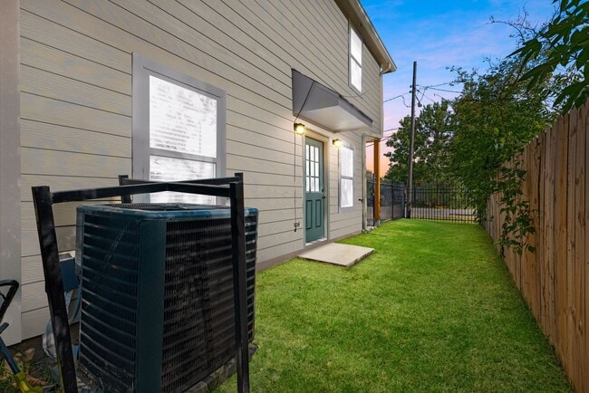 Building Photo - 8357 Tate St