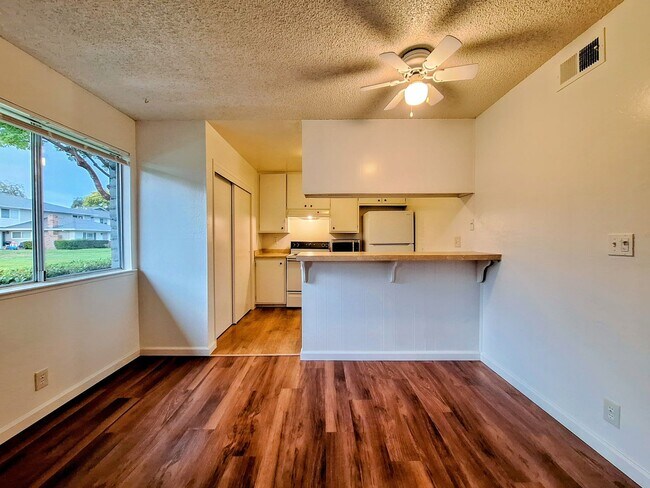 Building Photo - Ground Floor 2bd Condo With On-site Laundry, Carport, & Pool!