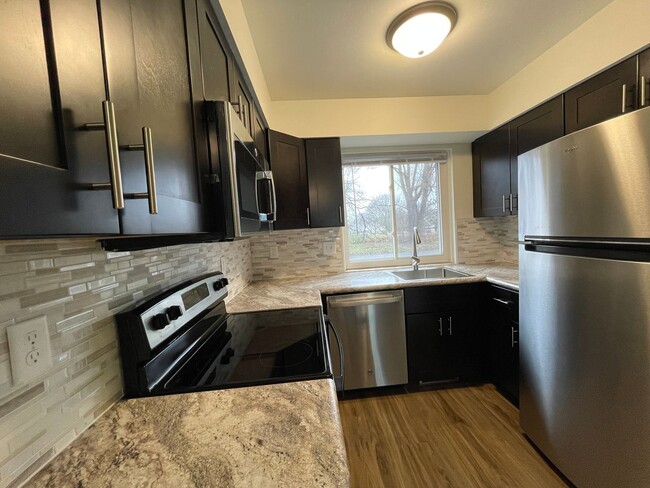 Building Photo - Newly Renovated Townhome!