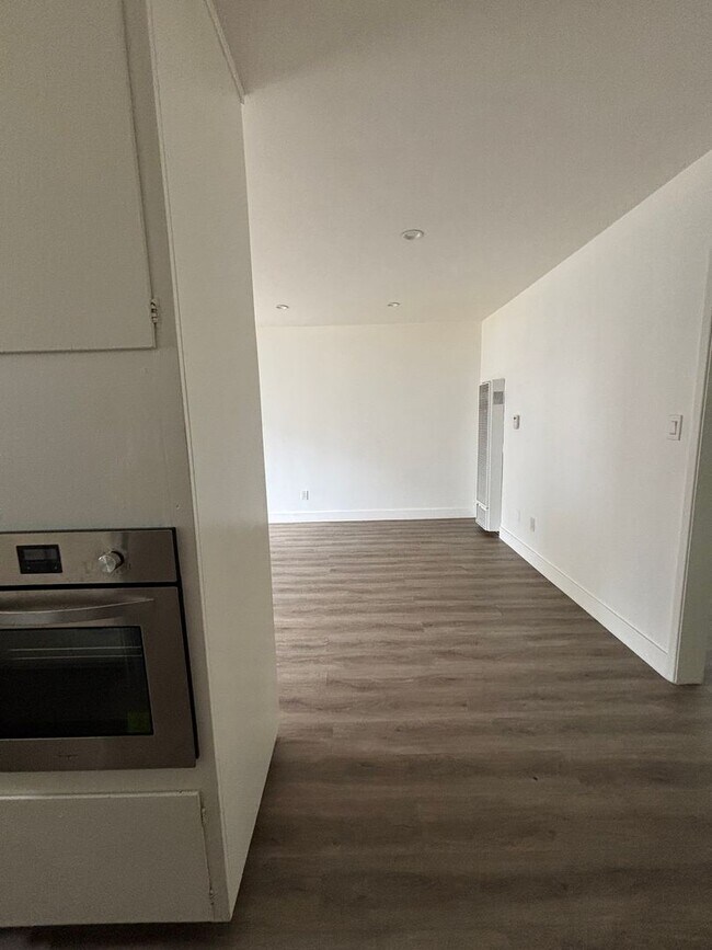 Building Photo - Upgraded 1 Bedroom In Torrance with Parkin...