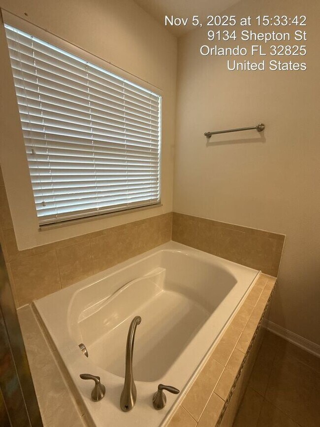 Building Photo - Beautiful Spacious 3 bed 2.5 bath Home in ...