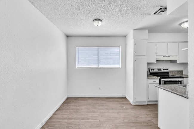 Building Photo - 2508 E Mesquite Ave