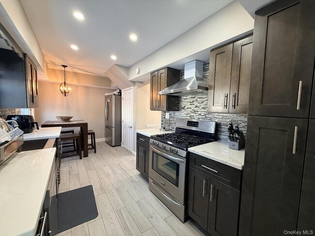 Building Photo - 201 Sydney Ave