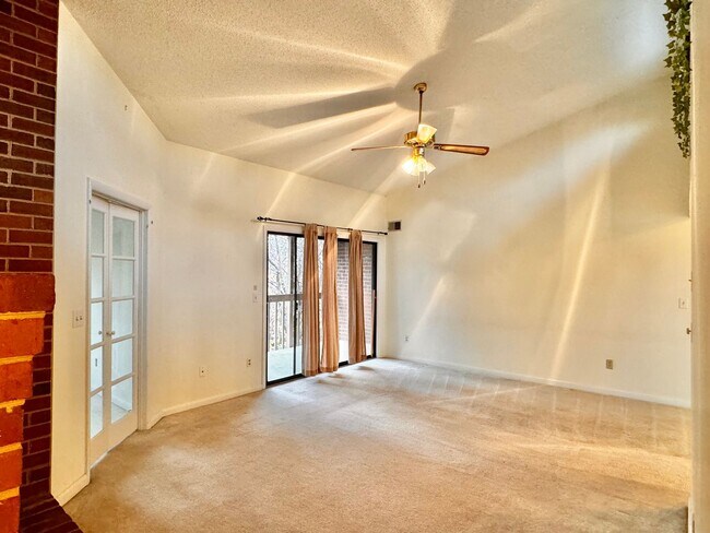 Building Photo - 2 Bedroom/2 Bath Condo near shopping with den, community Pool and more!