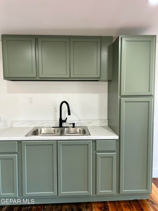 Building Photo - 716 N Glenwood St