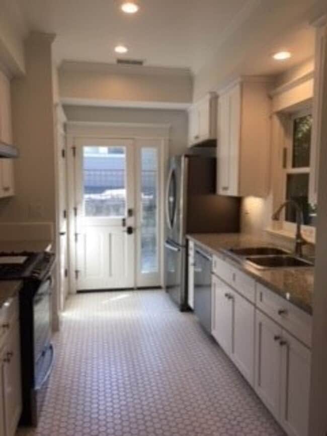 Building Photo - 1127 George St